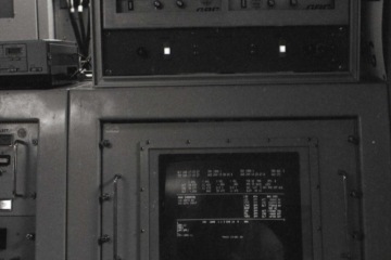 Video intervención  Una milla de cruces sobre el pavimento (1979) en monitores de Estación de  rastreo de la NASA. Peldehue, Chile 1985