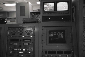 Video intervención en monitores de la Estación de rastreo de la NASA. Peldehue, Chile, 1985