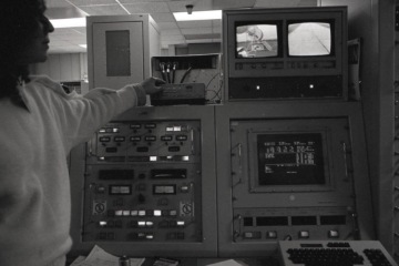 Lotty Rosenfeld junto a la video intervención de Una milla de cruces sobre el pavimento (1979), en la Estación de rastreo de la NASA. Peldehue, Chile, 1985